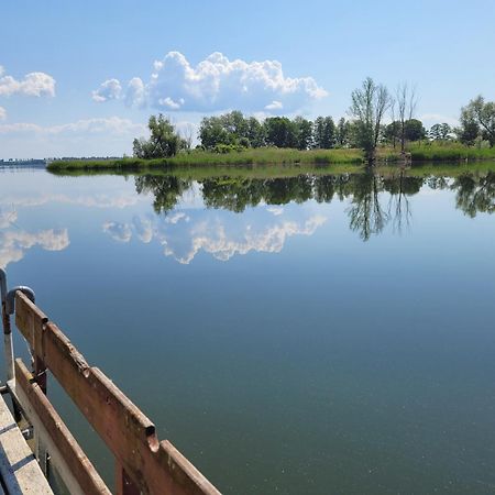 Domek Nad Jeziorem Przy Lini Brzegowej Gorowychy, Pomorze Esterno foto