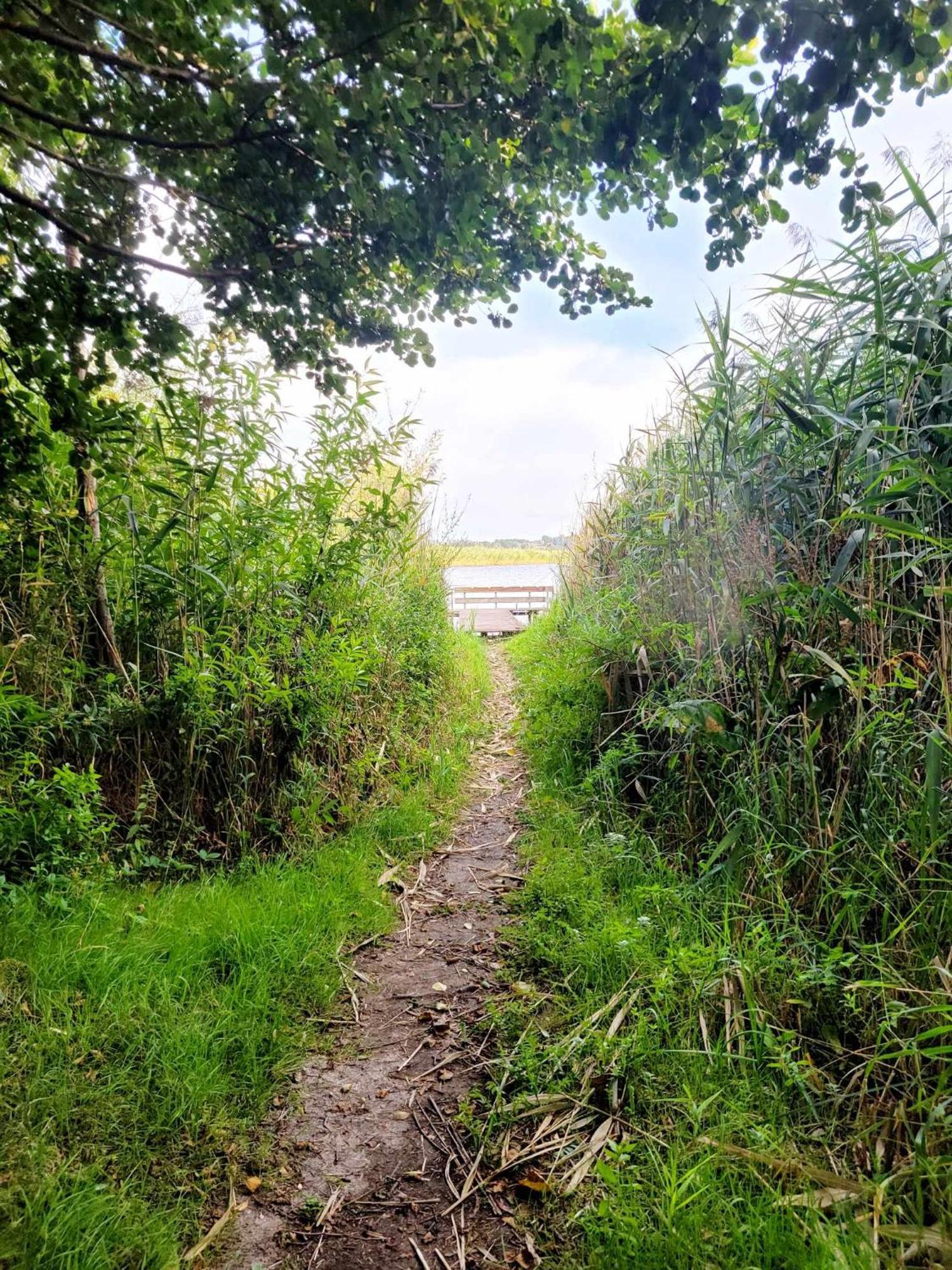 Domek Nad Jeziorem Przy Lini Brzegowej Gorowychy, Pomorze Esterno foto